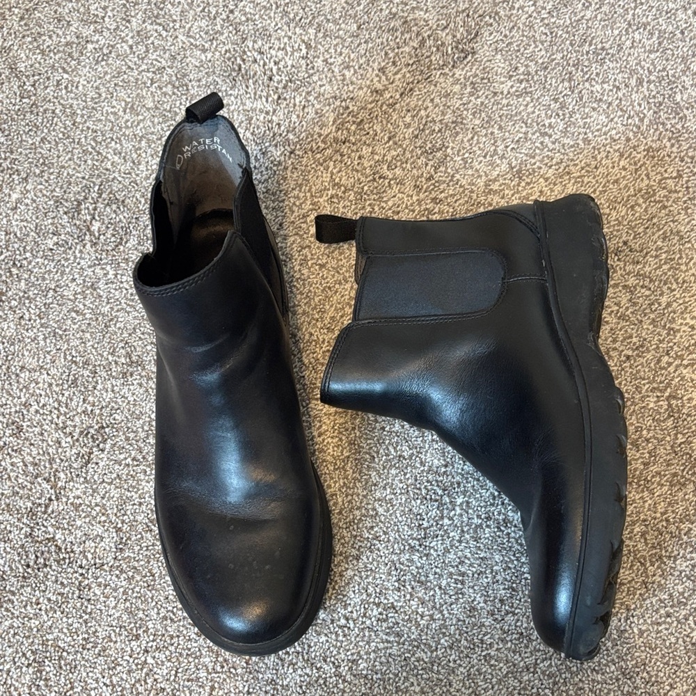 Vionic Evergreen Water Resistant Leather Booties